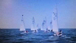 ヨットレース中で沖に向かっているところ