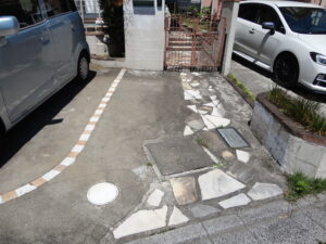 カースペースと門扉を道路側から写した画像です。
