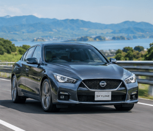 日産スカイラインの正面からの斜めの画像
